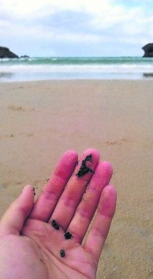 Fragmentos del galipote aparecido en la Playa de Barro. ::                             FOTO CEDIDA POR CELORIU.COM