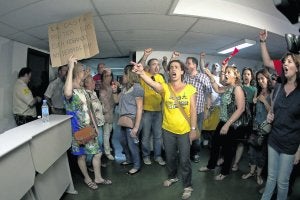 Un grupo de funcionarios protesta, ayer, en una sede del Ministerio de Hacienda. ::
ZIPI / EFE