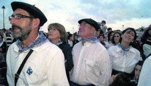 Vecinos, vestidos de marineros, en el desfile por la villa. ::                             E. C.