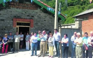 Un grupo de vecinos, en la inauguración de su nuevo centro social, ayer al mediodía. ::                             ROMÁN