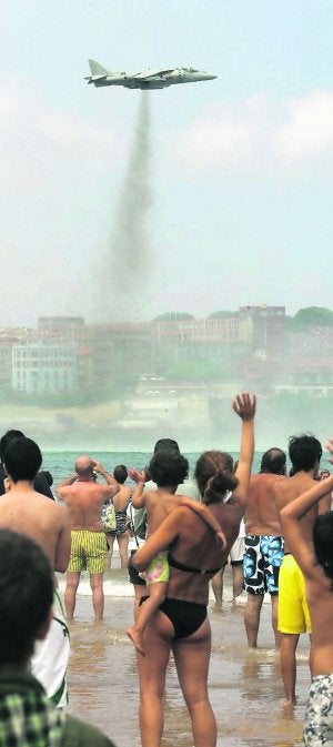 El 'Harrier' de la Armada sobrevuela San Lorenzo en 2011. ::                             J. PAÑEDA