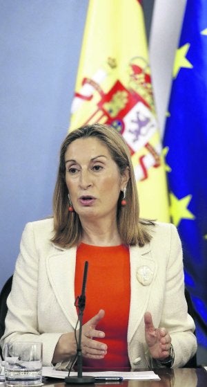 La ministra de Fomento, Ana Pastor, durante la rueda de prensa posterior a la reunión del Consejo de Ministros. ::                             EFE