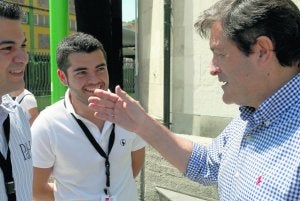 Javier Fernández conversa con el secretario federal de Juventudes Socialistas, Nino Torre, a la izquierda, y con el nuevo responsable regional de la organización, Unai Díaz, ayer, en La Felguera. ::                             J. M. PARDO