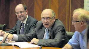 Santiago Álvarez, Vicente Gotor y Julio Antonio González, tras el Consejo de Gobierno. ::                             JESÚS DÍAZ