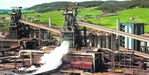 Vista general de los hornos altos de ArcelorMittal en Gijón. A la izquierda, el 'B', parado desde el pasado miércoles por reparación ::                             E. C.