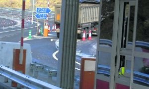 Cabinas en el enlace de Villablino, uno de los peajes de la autopista del Huerna. ::                             J. M. PARDO