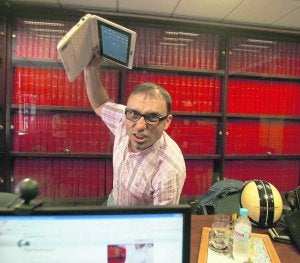 Félix Domínguez bromea con un portátil tras el videochat celebrado ayer. ::                             CITOULA