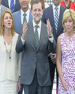 Rajoy posa, ayer, acompañado de los presidentes regionales del Partido Popular. ::                             AFP