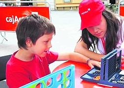 'Caja de los juegos' organizada por Cajastur en la plaza del Marqués el pasado mes de julio. ::                             PIÑA