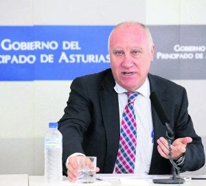 El consejero de Sanidad del Principado, ayer, en la rueda de prensa celebrada en la Fidma. ::                             JORGE PETEIRO