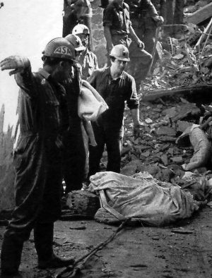 Brigadistas de Hunosa extraen uno de los cadáveres. ::                             E. C.