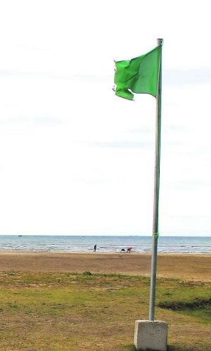 La playa de Bañugues estuvo ayer en perfecto estado para  el baño. ::                             P. G.-P.