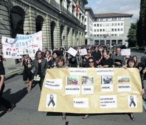 Empleados públicos se manifestaron ayer por las calles de Oviedo. ::                             J. PETEIRO