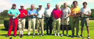 José Febrel, Julio Fernández-Escandón, Chus Viñuela, Paco Reyero -ganador del torneo Asturmanzana-, Evencio Arias -patrocinador-, Manolo Martínez de la Vega, Toño Díaz, Andrés Barettino y Laude Martínez preparados para salir al campo.