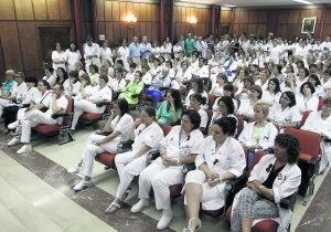 La asamblea informativa convocada ayer en el HUCA por los sindicatos CC OO y UGT logró una nutrida asistencia. Hoy harán lo propio los sindicatos profesionales Sicepa, Usae y Satse. ::                             MARIO ROJAS