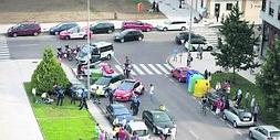 Guardia Civil y Policía Local, durante la detención de los ocupantes del coche robado. ::                             JOSÉ RAMÓN GARCÍA