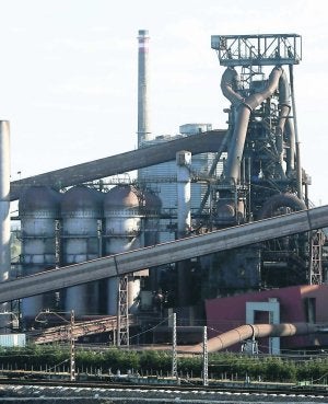 El horno alto de la cabecera de Gijón parado en julio para afrontar una obra de remodelación. ::                             J. SIMAL