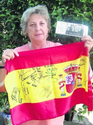 Karol, con su entrada y una bandera firmada por los tenistas. ::
C. O.