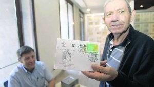 Un aficionado muestra su matasellos conmemorativo. :: S. LÓPEZ