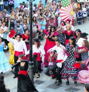 Candás y Olé. Un instante de la actuación de la charanga integrada por numerosas peñas que aportó un aire sevillano a la fiesta, en la que no faltaron los personajes más populares del momento.