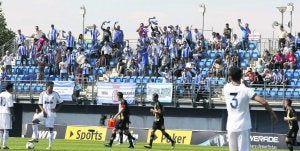 Los aficionados avilesinos desplazados a Valdebebas celebran el gol de Juan Díaz, en la foto por delante de Salva.  ::
MARIETA