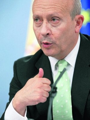 El ministro, ayer, durante la rueda de prensa. ::                             EFE