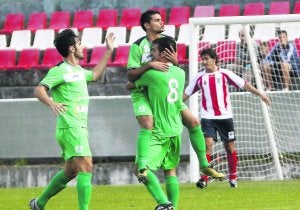 Los jugadores del Covadonga celebran un tanto en el partido de ayer. ::
JOAQUÍN BILBAO