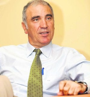 El nuevo presidente de Feve, Antonio Aguilar, en la sede madrileña de la empresa. ::                             FEVE