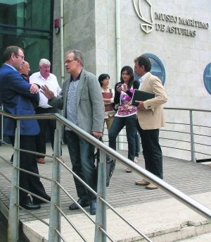 Los patronos, a la salida de la reunión celebrada en julio. ::                             PUMARINO