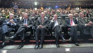 El padre Ángel, segundo por la derecha, durante la multitudinaria asamblea celebrada en el Palacio de Congresos madrileño. ::                             ÁNGEL DE                             ANTONIO