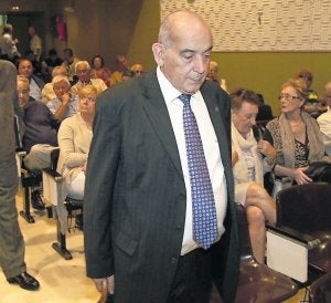 Juan Ignacio Ruiz de la Peña camina entre el público. ::
PALOMA UCHA