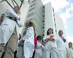 Concentración ante el Hospital de Cabueñes, esta semana. ::                             J. PAÑEDA