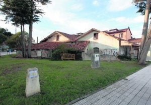 El edificio de El Concilio, en Ribadesella, visiblemente deteriorado por la falta de mantenimiento. ::                             N. ACEBAL