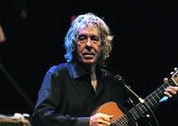 Los dos cantautores, en un momento de su actuación en el auditorio del Centro Niemeyer. ::                             SERGIO LÓPEZ