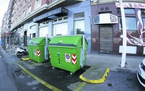 Contenedores en una calle de Gijón, de la que el Consistorio mierense ha estudiado el sistema. ::                             J. BILBAO