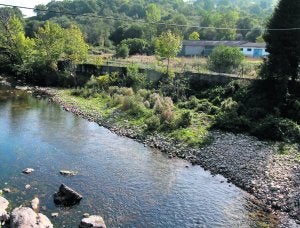 La planta se ubicará en Soto de Dueñas, junto al río Piloña. ::                             J. PETEIRO