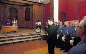 El director y los miembros del Coro Minero de Turón, durante la misa celebrada ayer en La Salle. ::
PARDO