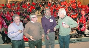 Antonio Pino, Ignacio Toxo, Cándido Méndez y Justo Braga, poco antes de iniciar el encuentro sindical con los delegados asturianos. ::                             J. PAÑEDA