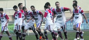 Los jugadores del TSK Roces celebran uno de los dos tantos que le marcaron ayer al Turón. ::
JOAQUÍN PAÑEDA