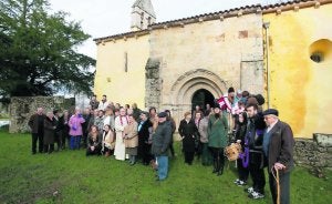 Numerosos vecinos de Corao y alrededores se reunieron ayer en la iglesia de Santa Eulalia de Abamia para honrar a su patrona . ::
NEL ACEBAL