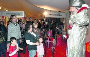 El Príncipe Aliatar, anoche, en el parque Jovellanos. :: PARDO