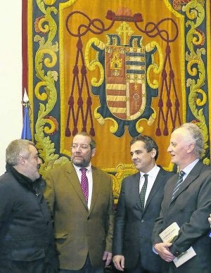 Xose Nel Riesgo, del Ayuntamiento de Gijón; Ángel Medina, autor  del libro; Joaquín Lorences, de la Fundación Valdés-Salas, y Vicente Domínguez, vicerrector de Extensión Universitaria, ayer. ::
JESÚS DÍAZ