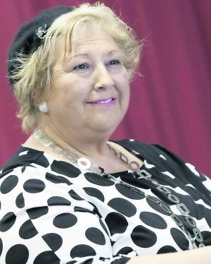 La psicóloga María Eugenia Vigil, durante la charla de la Escuela de Familias en el colegio Enrique Alonso. ::                             MARIETA