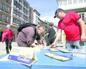 La campaña de recogida de firmas, ayer. ::
S. LÓPEZ