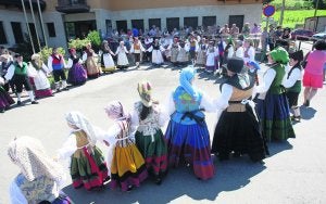 El grupo local Los Yerbatos bailaron ayer la Danza de la Oficialidá en Martimporra. ::                             PABLO NOSTI