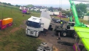 Labores de recuperación de la carga del camión. :: DANIEL PASCUAL