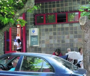 Usuarios del centro de salud de Llanes, a las puertas del equipamiento médico, ayer por la mañana. ::                             NEL ACEBAL