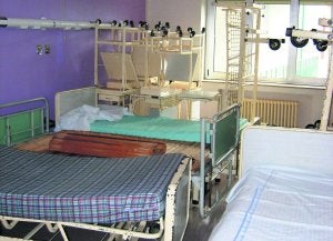 Habitación del centro de rehabilitación del HUCA utilizada como almacén de camas y mobiliario. ::                             E. C.