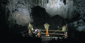 La gran Cuevona del riosellano macizo de Ardines, pegada a Tito Bustillo, se abre cada verano a la música para un pequeño grupo de personas. ::
SUSANA SAN MARTÍN