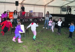 Varios niños, ayer, disfrutando de los juegos infantiles. ::
L. I. A.